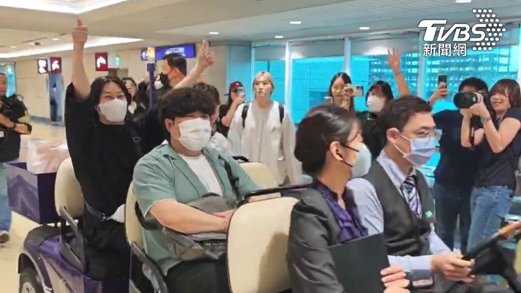 金希澈興奮到沿途跟粉絲打招呼。(圖/TVBS)