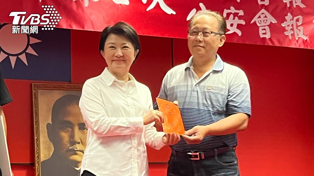 盧秀燕市長表揚吳姓外送員。(圖/TVBS)