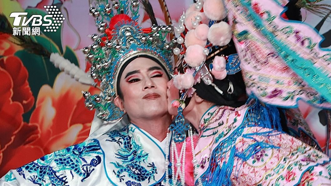 陳亞蘭(右)無預警獻吻,莊凱勛被嚇到。(圖/黃城碩攝)