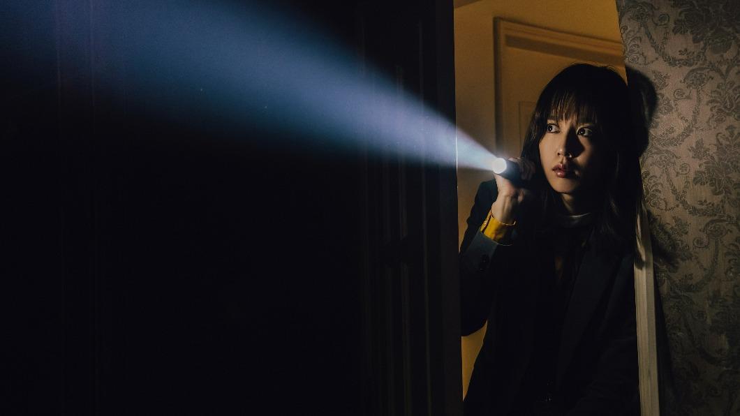 陳庭妮飾演「怕窮不怕鬼」的資深房仲。(圖/逆光電影股份有限公司提供)