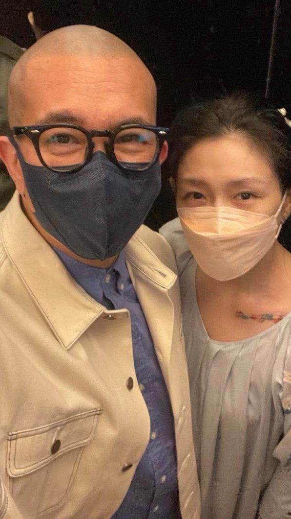 大S(右)照片鎖骨其實有刺青,但韓國節目打馬,讓網友誤會。(圖/翻攝自大S臉書)