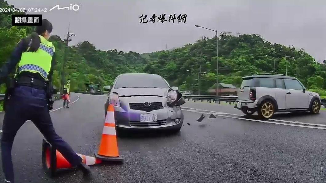 絕命終結站!國道警處理事故「險遭追撞」 女警急跳開躲死劫
