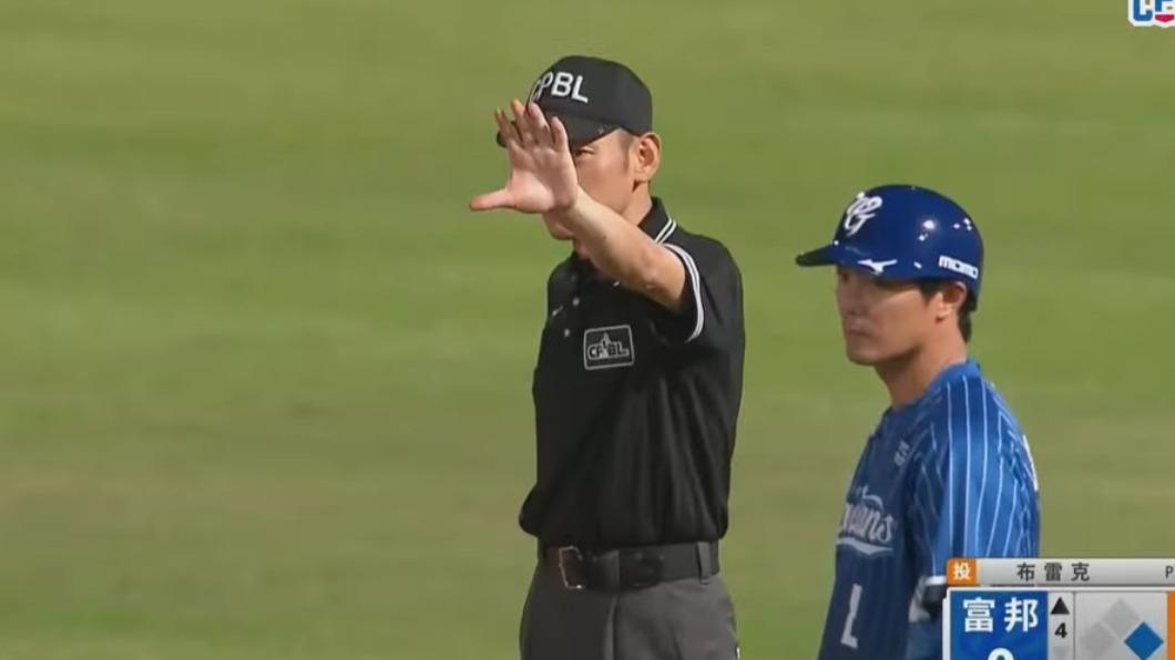 一壘審楊崇煇示意鋒總停止對判決抗議。(圖/翻攝自YouTube@CPBL)