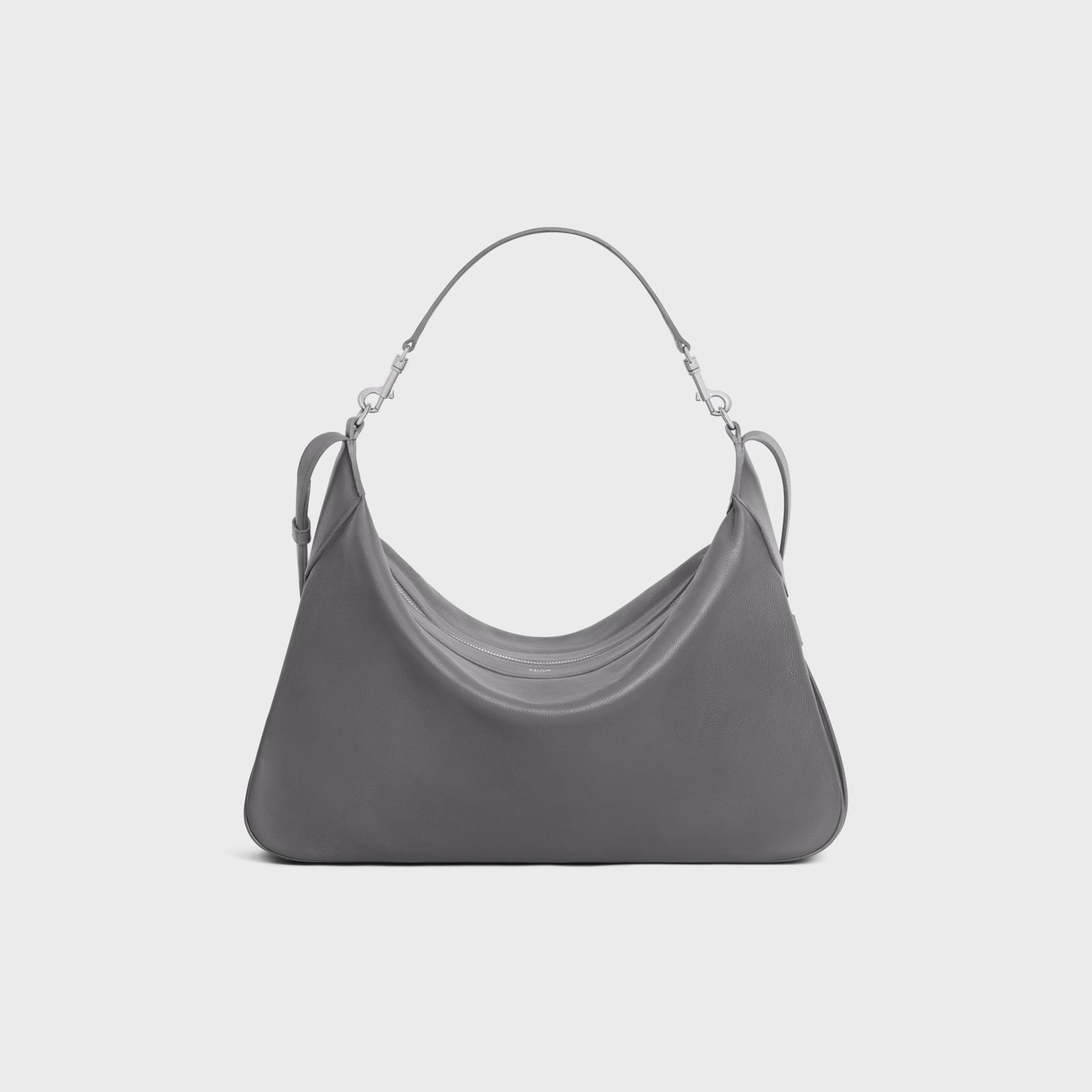 灰色柔軟牛皮革大型ROMY手袋。NT$130,000(CELINE HOMME提供)