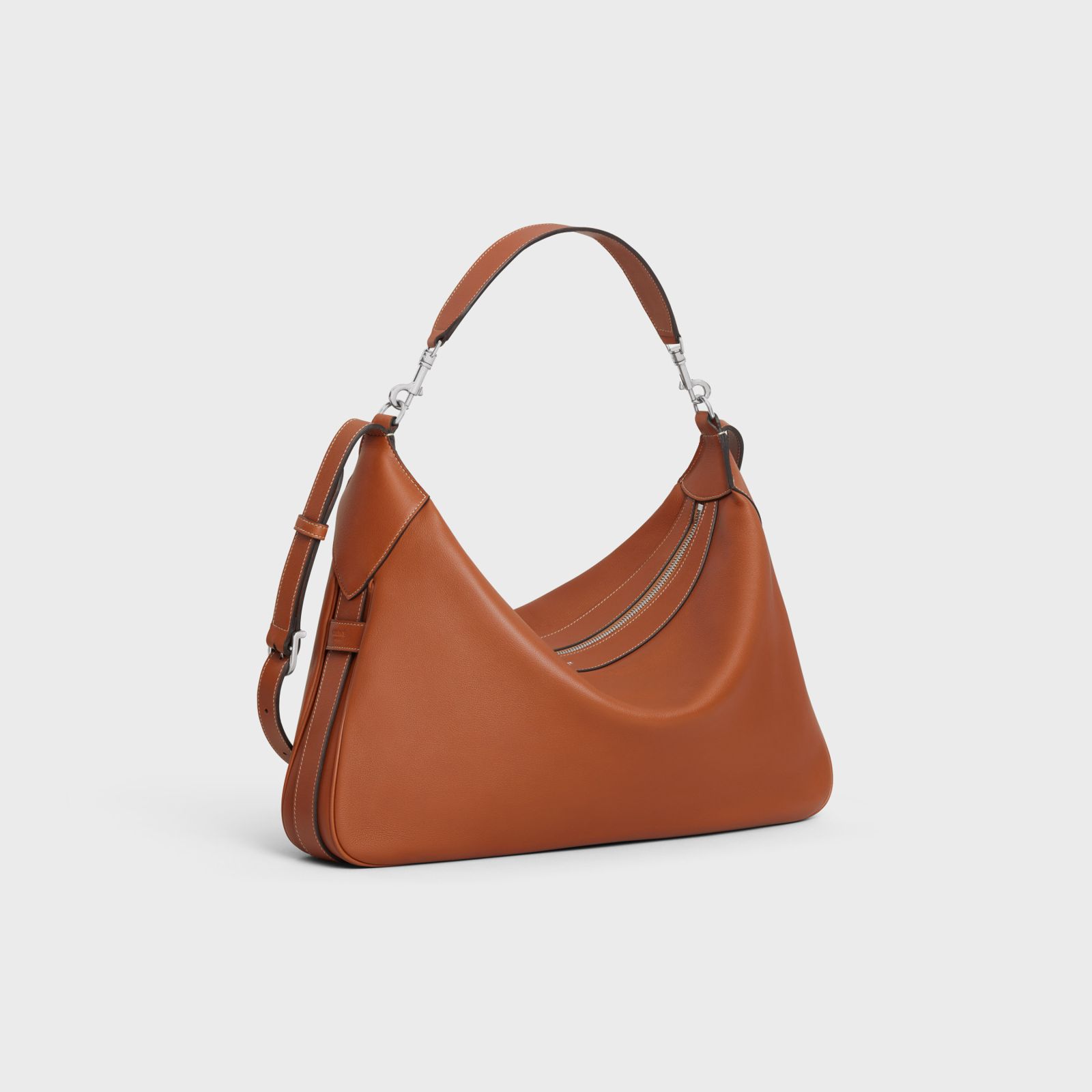 棕色柔軟牛皮革大型ROMY手袋。NT$130,000(CELINE HOMME提供)
