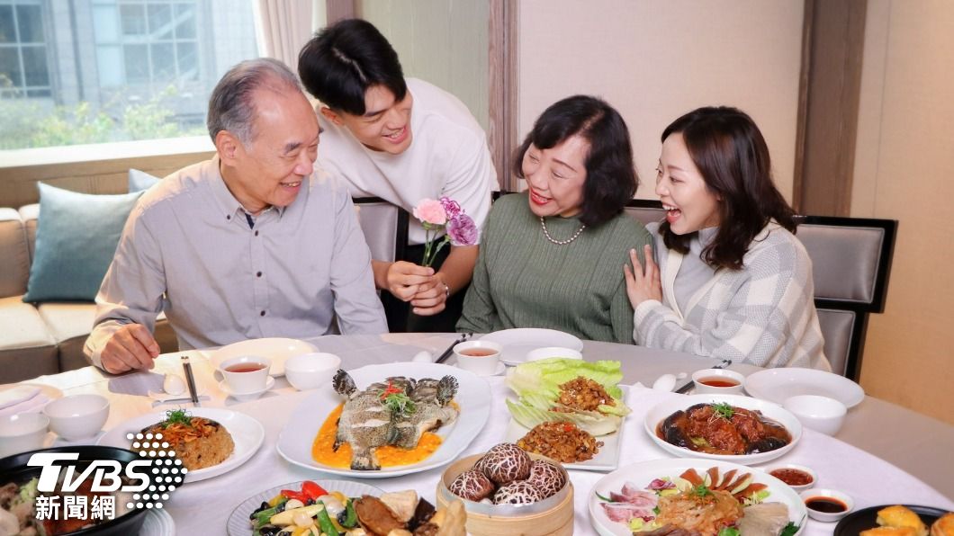 板橋凱撒大飯店即日起至6月30日推出「寵愛媽咪幸福食光」餐飲專案優惠。(圖/業者提供)