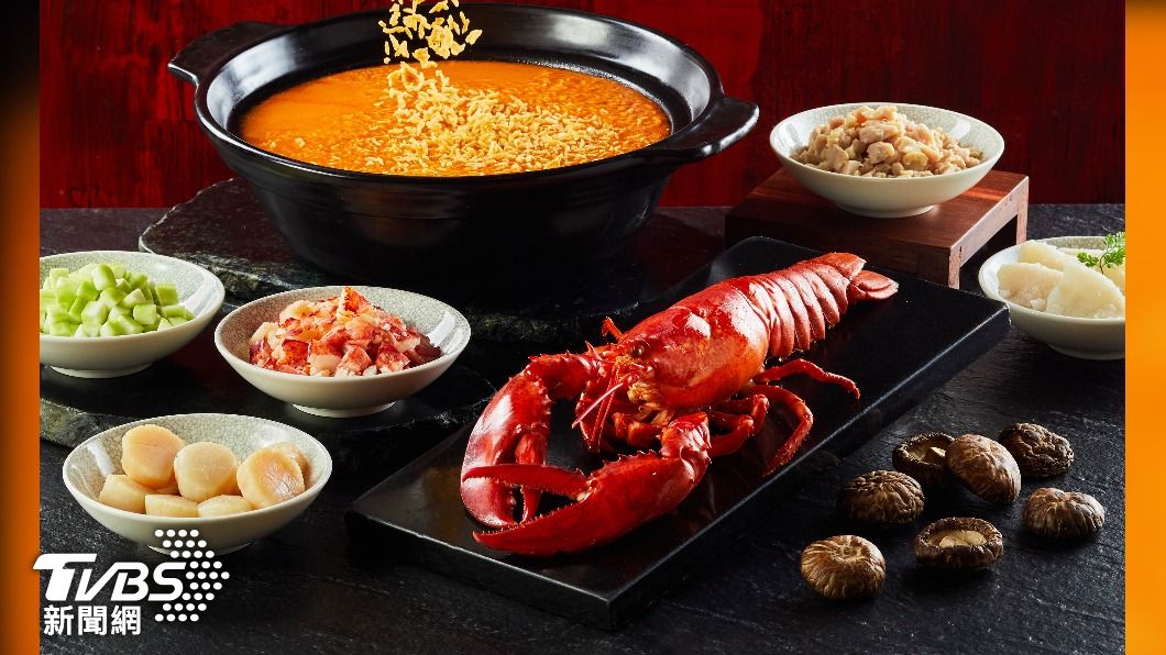 望月樓港籍名廚蘇權暉新菜龍蝦海鮮泡飯。(圖/業者提供)