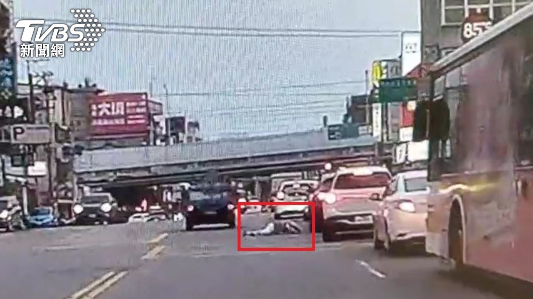 獨/生死一瞬間!暴走嬤路中衝出撞瓦斯貨車 命中頭部倒臥馬路