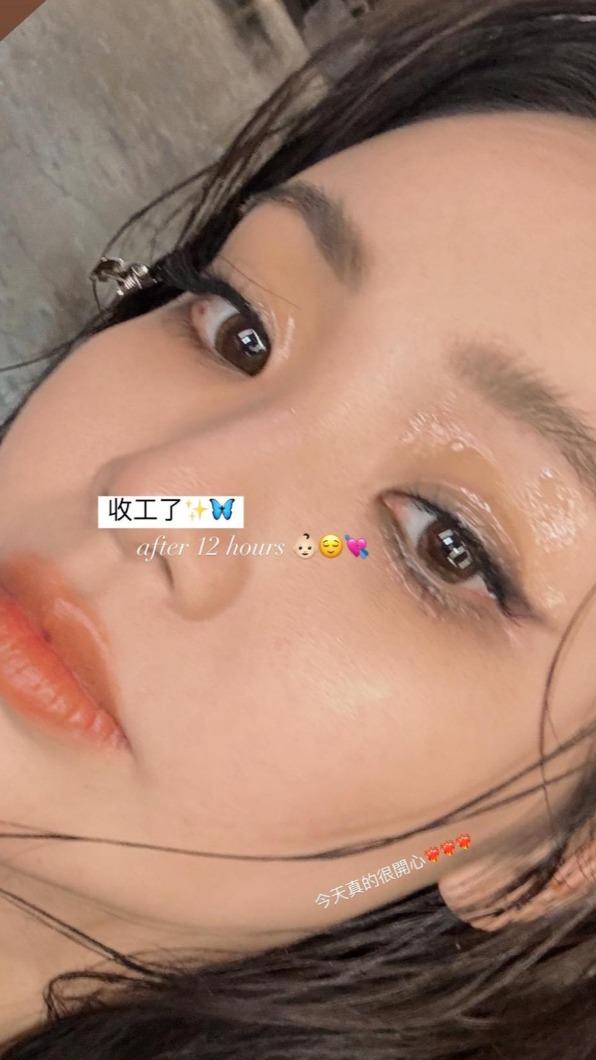 陳芳語分享工作側拍照,好心情藏不住。(圖/翻攝自陳芳語IG)