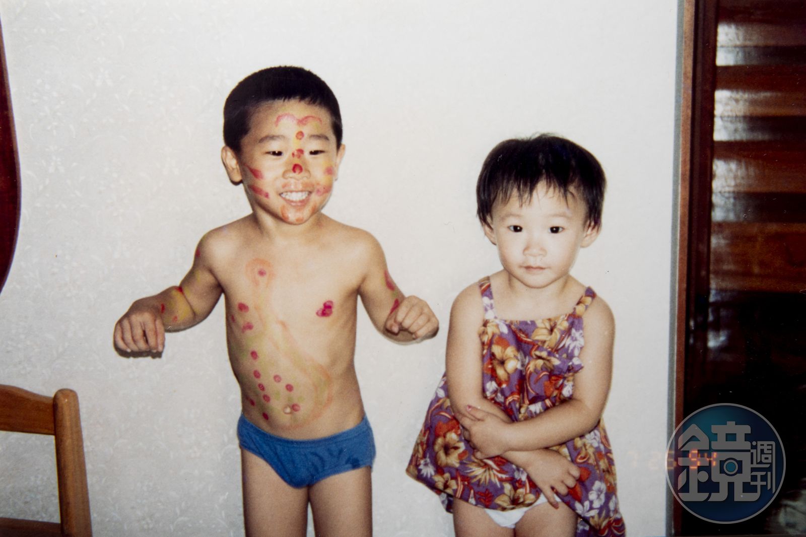 幼年曹里歐（右）作女裝打扮時，和哥哥合照。曹里歐說，在英國結婚生子的哥哥在這個家中最不正常，「因為他太正常了。」（圖／鏡週刊）