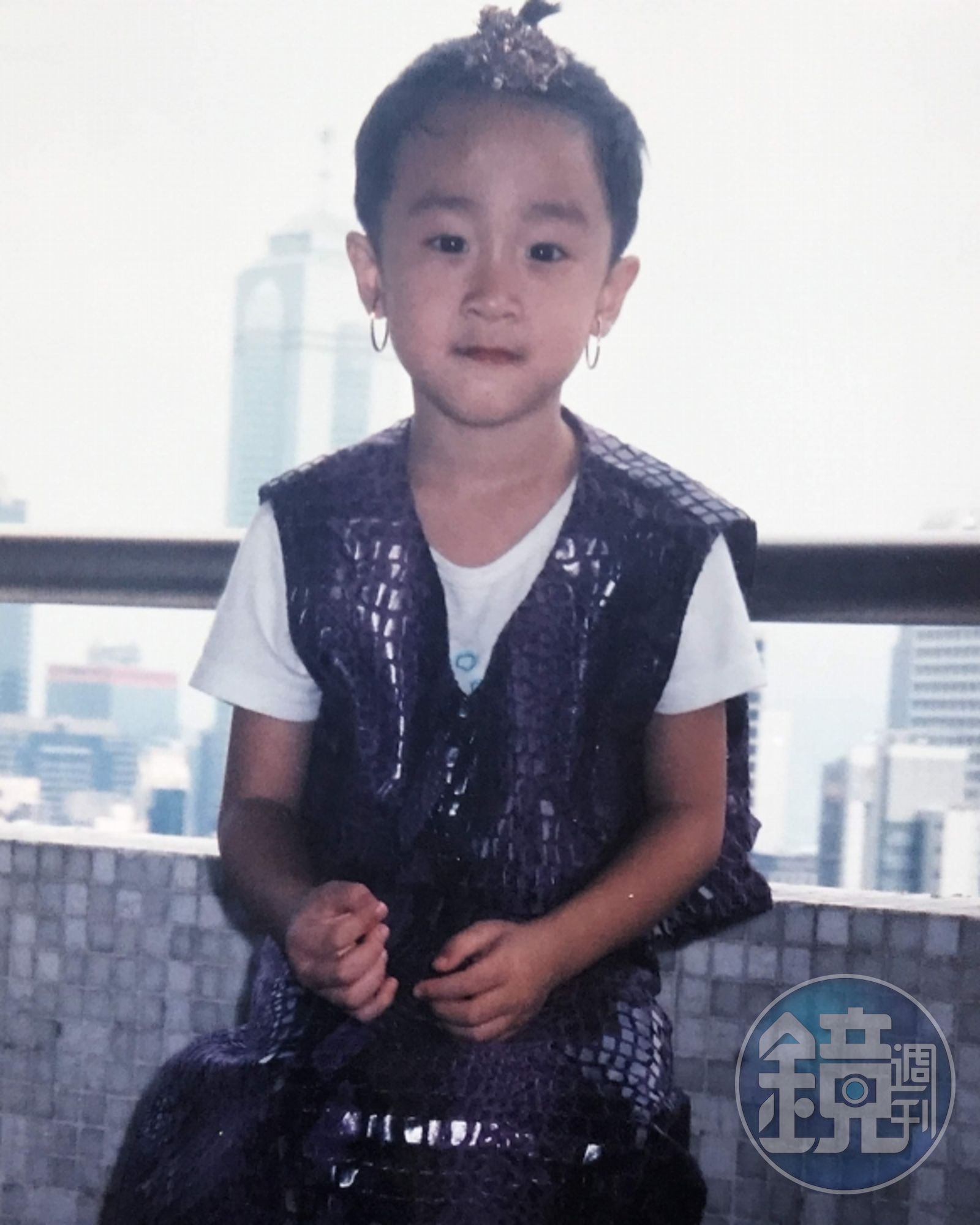 妮妃雅還沒誔生前，曹里歐就曾扮過裝。圖為在香港時，保母燙完衣服問他不要穿看看？他穿上後，還綁頭髮戴耳環，他說：「就好玩。」（圖／鏡週刊）
