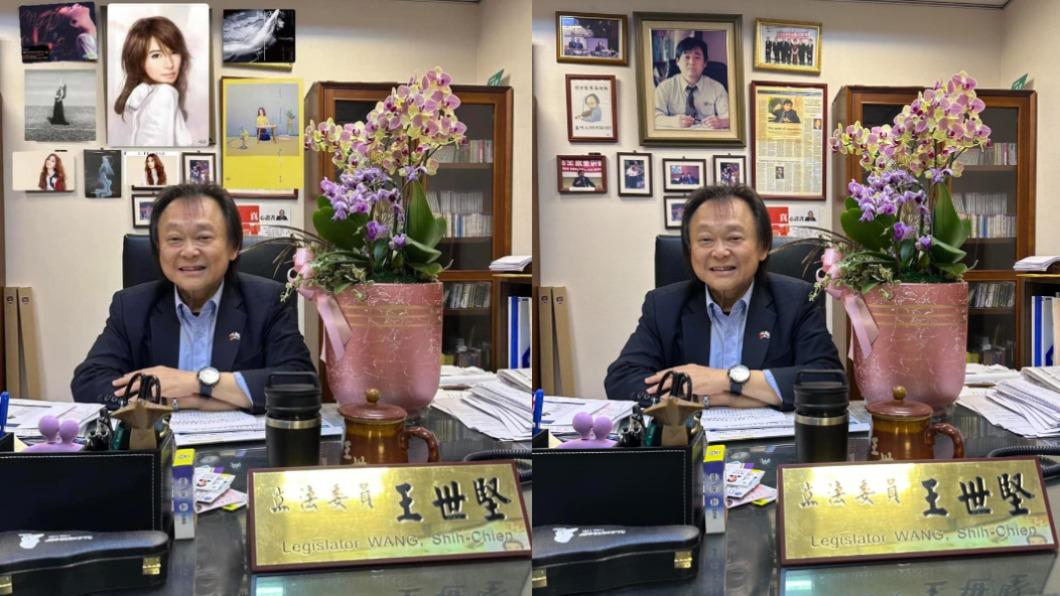 網友將王世堅的辦公室牆面布置改為田馥甄的專輯與海報。(圖/翻攝自王世堅臉書)