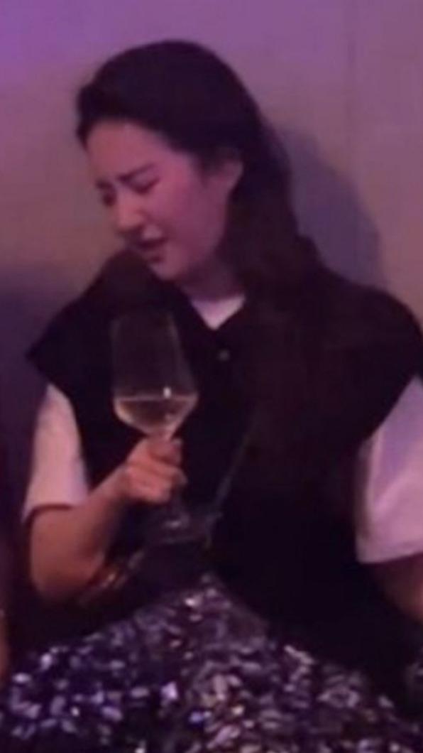 劉亦菲小酌幾杯,真情流露。(圖/翻攝自微博)