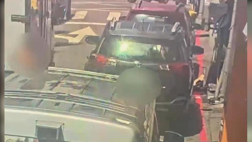 欠3萬利息繳不出在北車遭強押上車 業務員用「眼神」救了自己