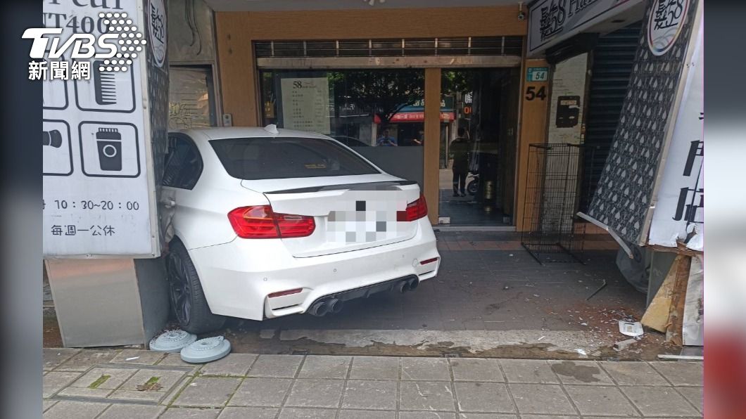 三重BMW駕駛恍神衝騎樓 店家鐵門凹了、機車倒了