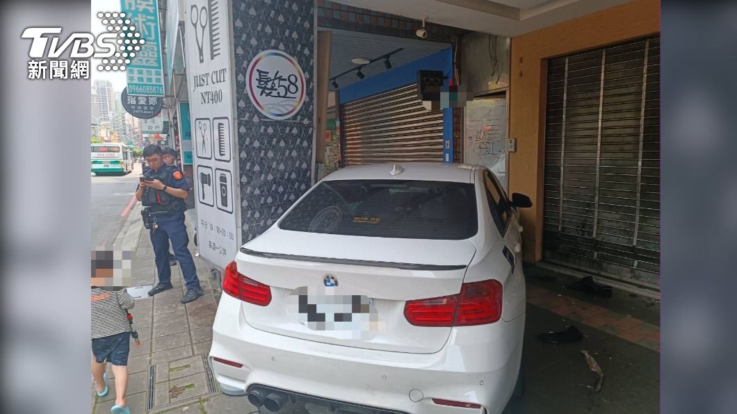 BMW在重新路三段失控往騎樓衝撞,無人受傷。(圖/TVBS)