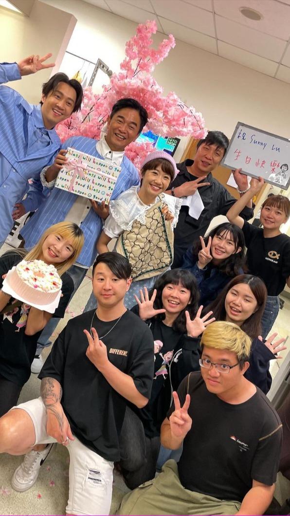 Lulu(黃路梓茵)即將迎來33歲生日,節目工作人員齊為Lulu提前慶生。(圖/翻攝自LULU臉書)