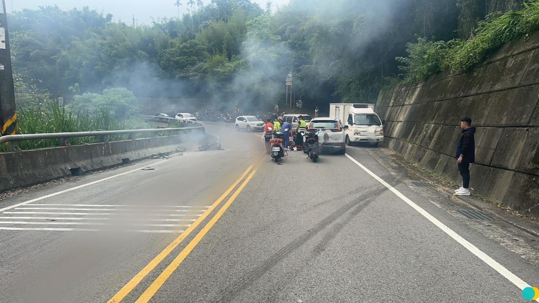 三峽台七乙衝撞休旅車!機車起火燒成廢鐵 騎士命危搶救中