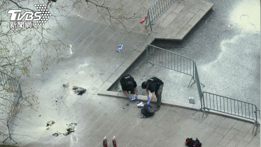 相關人員在男子自焚的位置採證。(圖/達志影像美聯社)
