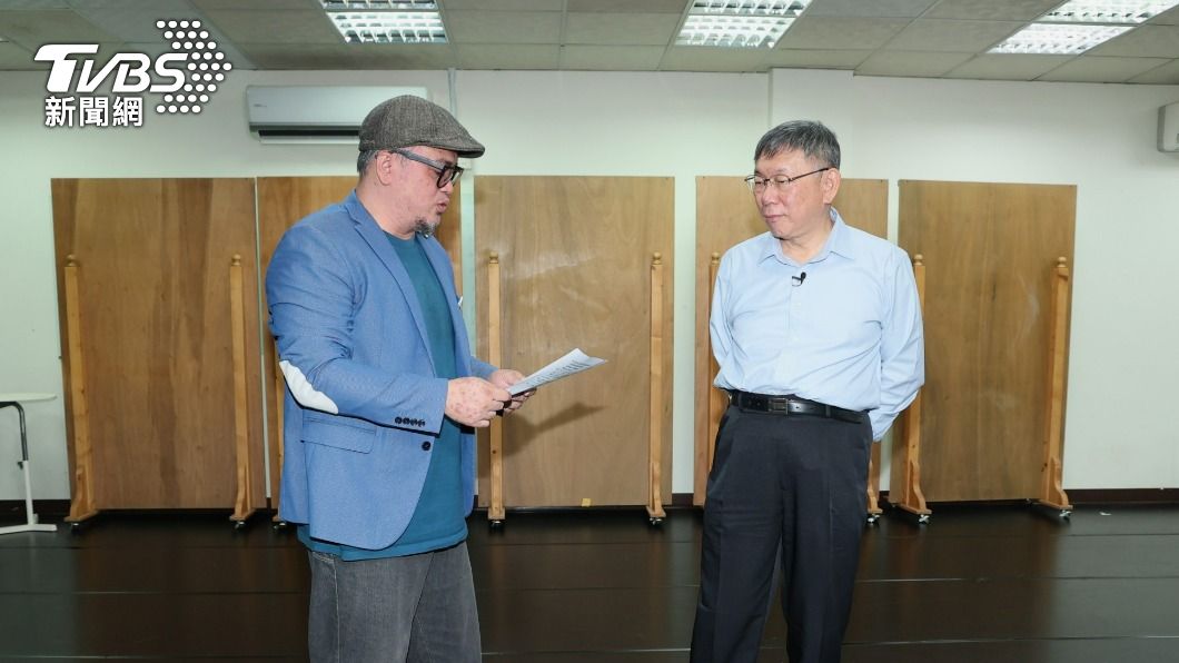 演員王鏡冠(左)帶領柯文哲排練台詞。(圖/趙世平攝)