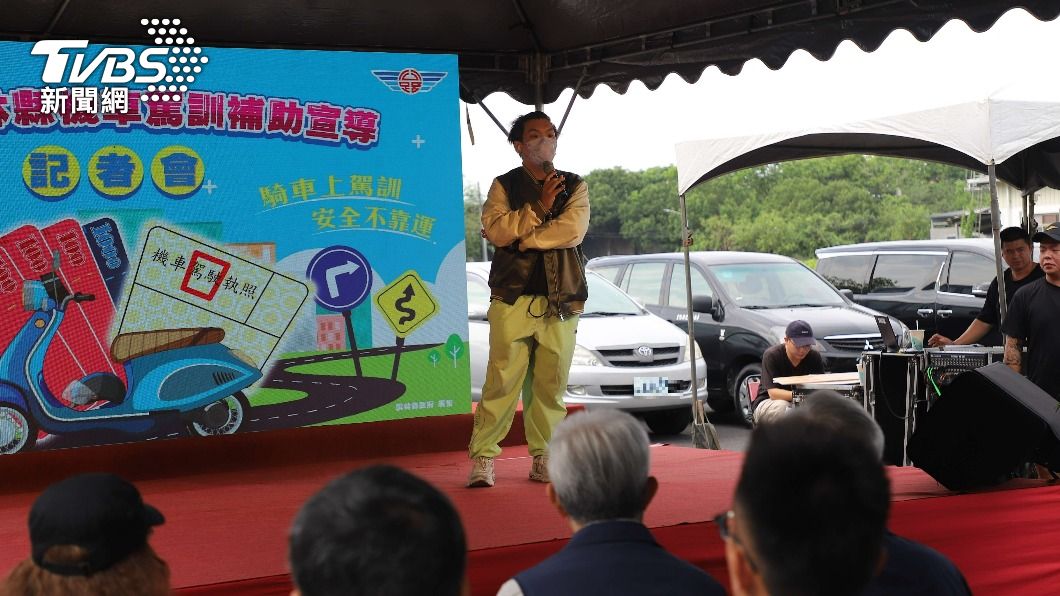 大學生上台分享上機車駕訓班的經驗。(圖/雲林縣政府)