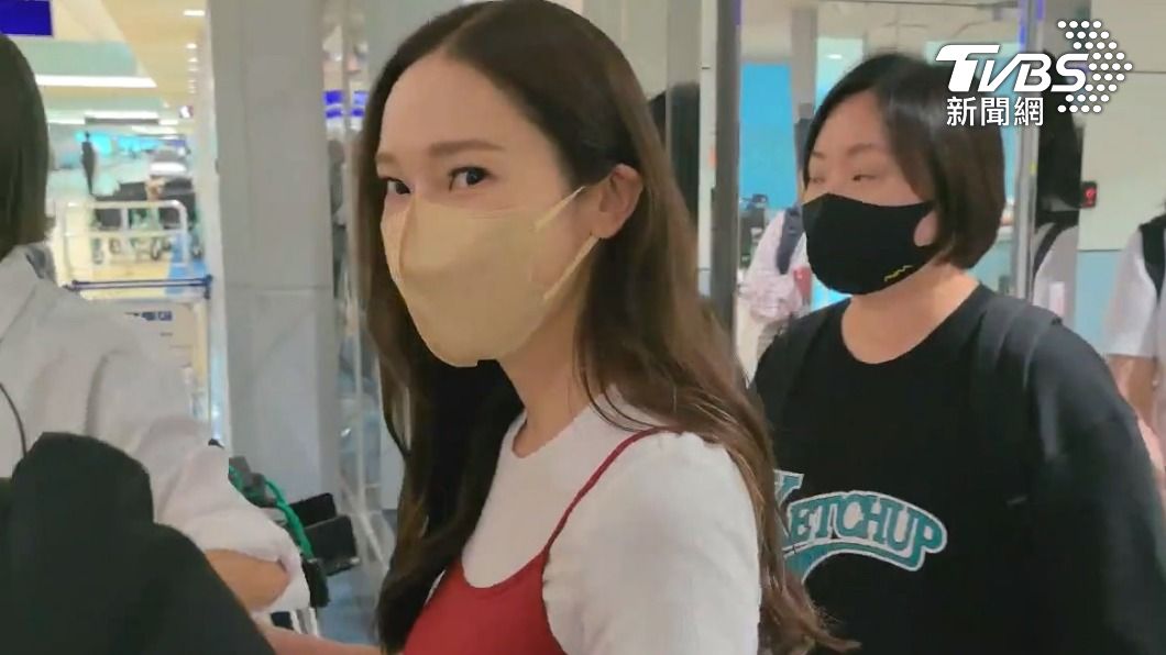 Jessica看到媒體跟粉絲守候仍臨危不亂。(圖/TVBS)
