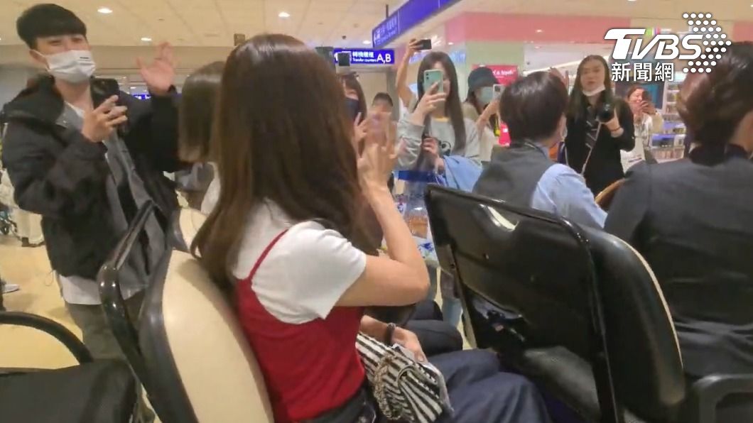 Jessica抵達台灣,沿路跟粉絲打招呼。(圖/TVBS)