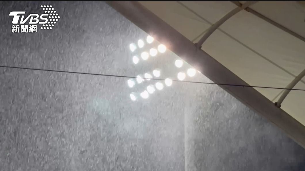 天母棒球場雨勢。(圖/TVBS)