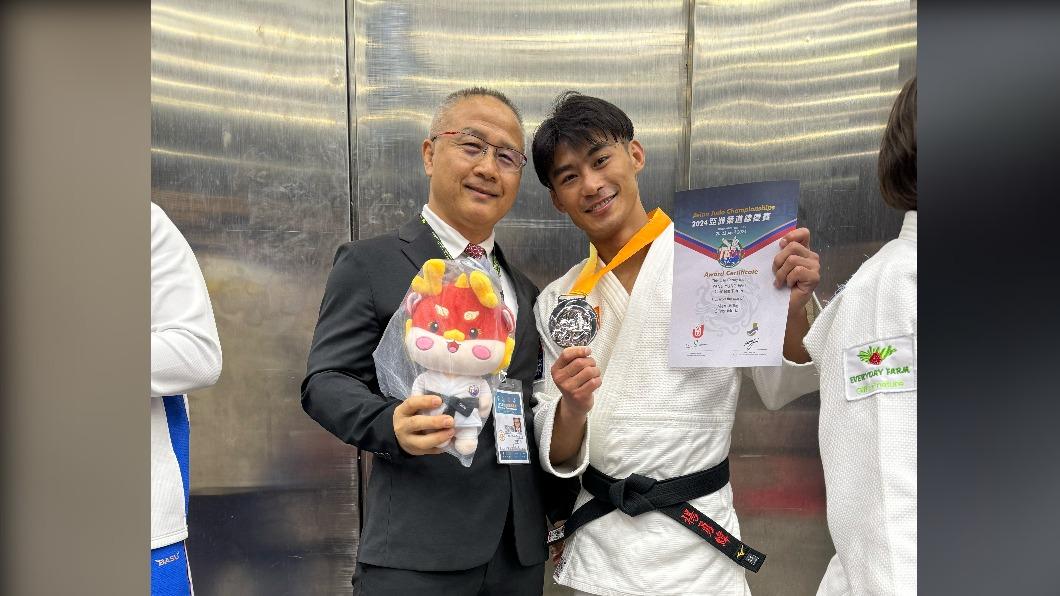 重返金牌戰！楊勇緯遭中村太樹「寢技壓制」　苦戰宿敵終摘銀