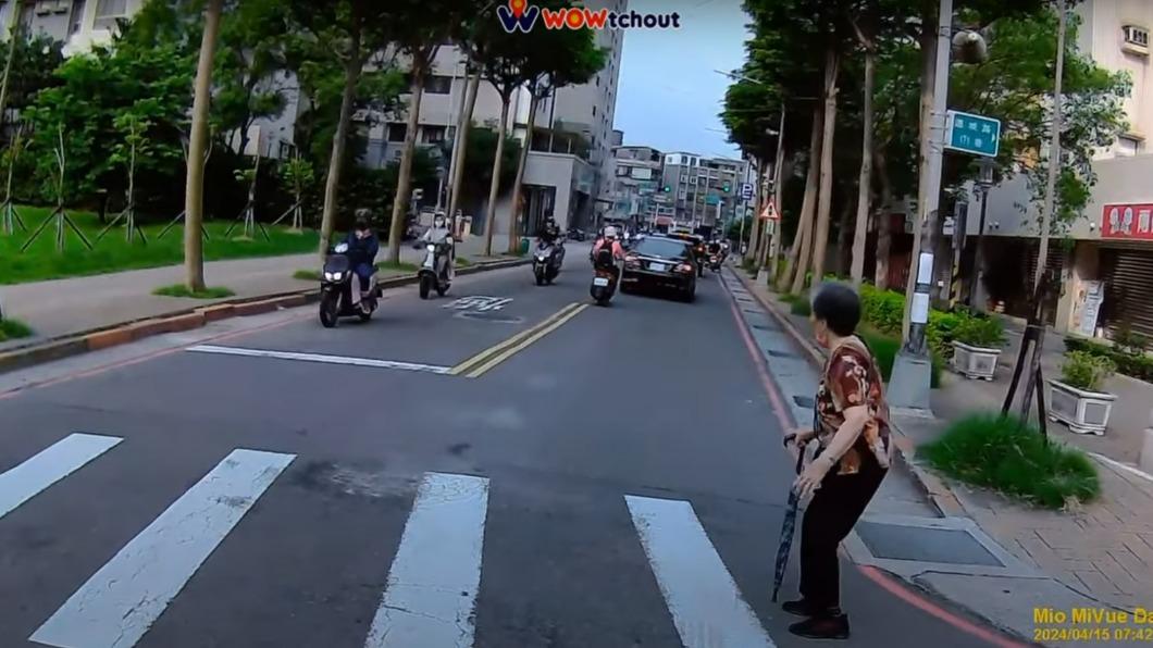 經過的汽機車未禮讓阿嬤。(圖/YouTube WoWtchout - 地圖型行車影像分享平台)
