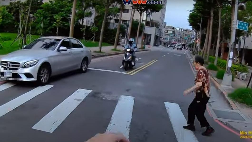 經過的賓士車仍硬衝過斑馬線。(圖/YouTube WoWtchout - 地圖型行車影像分享平台)