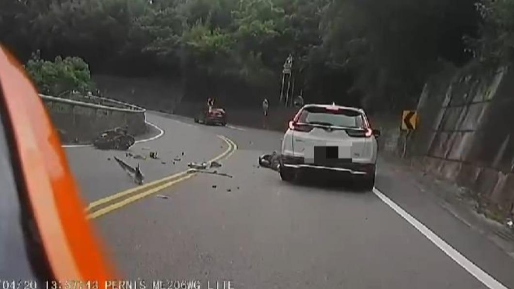 黃男在過彎時失控打滑,被對向休旅車高速撞上身亡。(圖/翻攝自《記者爆料網》)