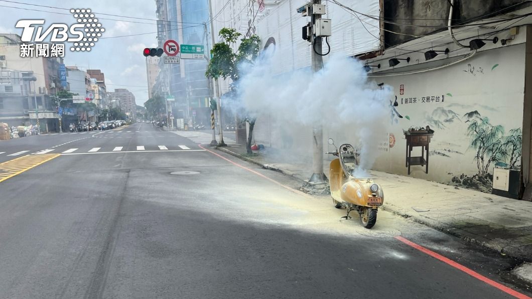 電動車突然竄出大量白煙。(圖/TVBS)