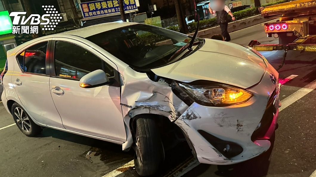 小轎車駕駛行駛途中身體不適,變換車道後與公車擦撞。(圖/TVBS)