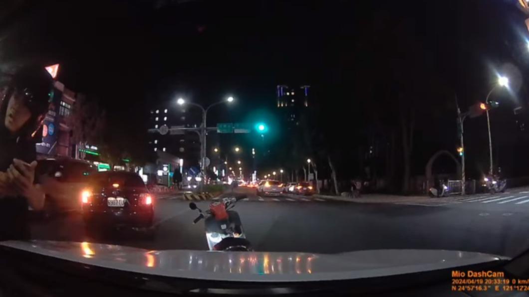 機車騎士直接將機車擋在小客車前下車理論。(圖/翻攝自「爆怨2公社」臉書)
