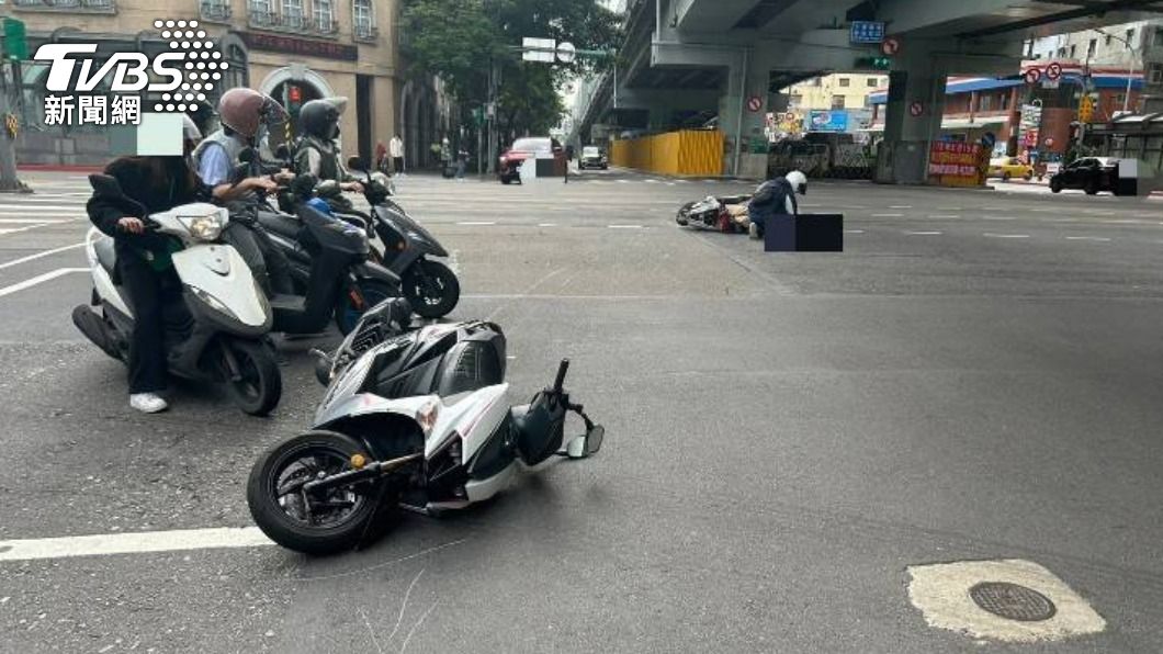 路口停讓救護車遭「追尾」撞翻慘摔 騎士無奈問:該讓嗎?