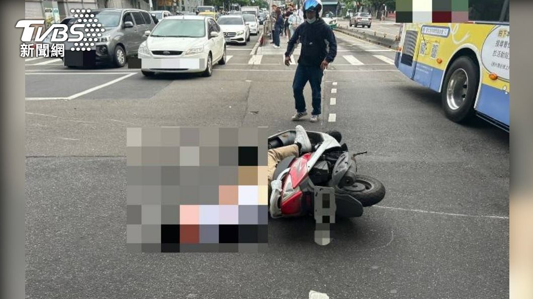 追撞前車的騎士倒地不起。（圖／TVBS）