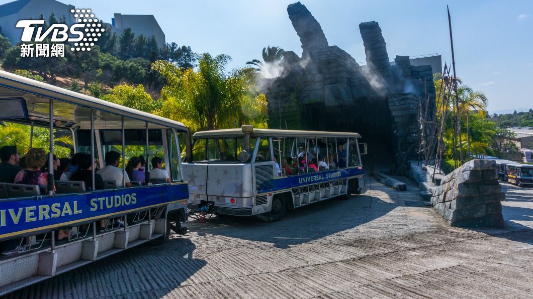 美環球影城遊園車「失控撞欄杆」 至少釀15傷、1人傷勢嚴重