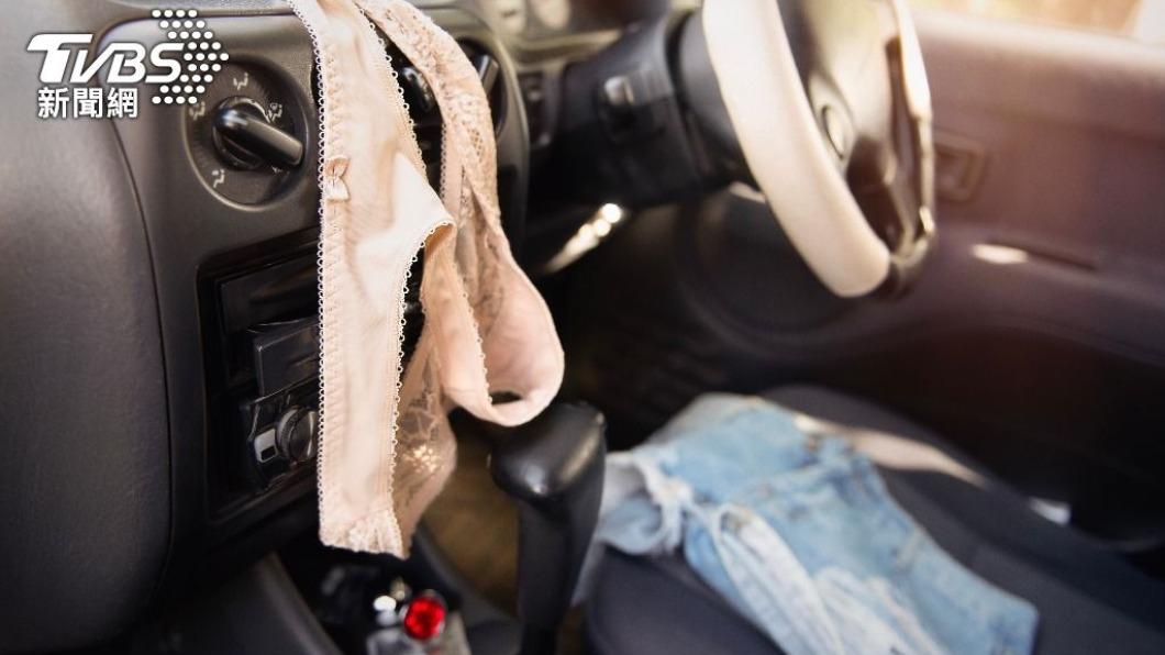 開房不成！男友想「車震」強脫內衣褲　女嚇壞：沒在尊重