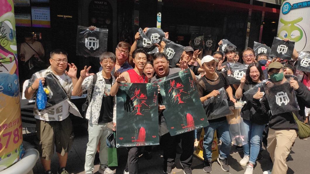 游書庭映前和粉絲同樂玩遊戲。（圖／艾迪昇傳播提供）