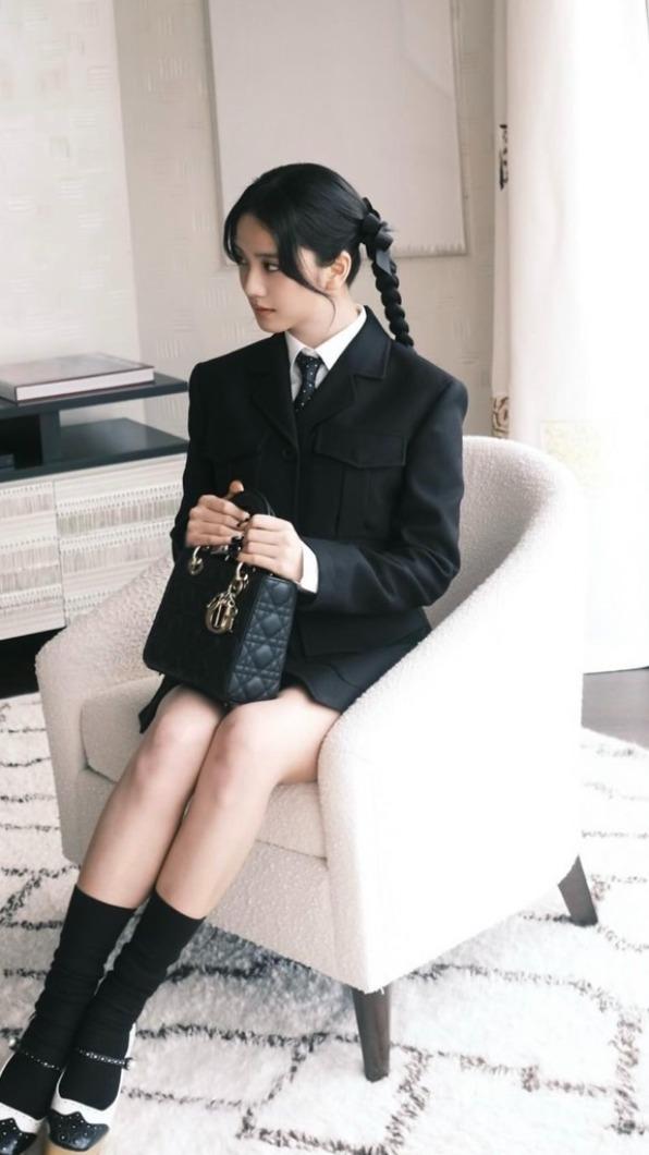 Jisoo以蝴蝶結當髮束。（圖／翻攝自Jisoo IG）