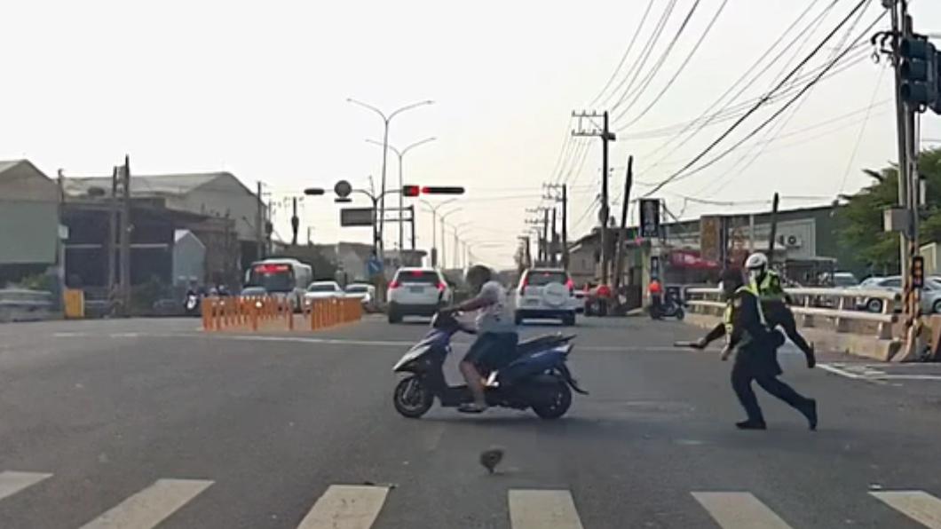 曾男持石塊襲警後,立即騎車逃逸。(圖/翻攝自爆廢公社)