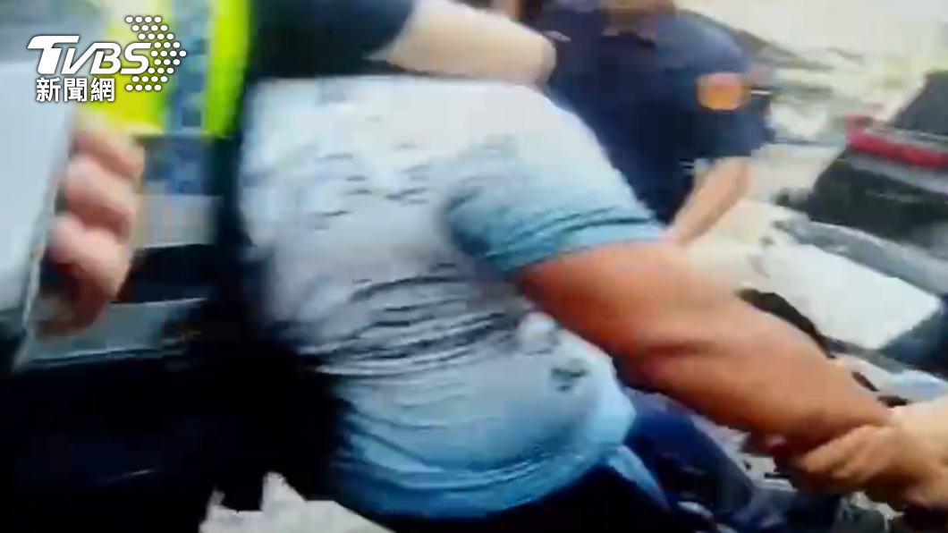 員警最後在楠梓區德中路一帶將曾男逮捕歸案。(圖/TVBS)
