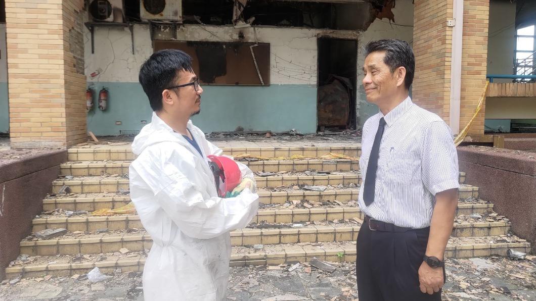 東華大學師長到火警大樓勘查,右為校長徐輝明。(圖/東華大學Facebook)