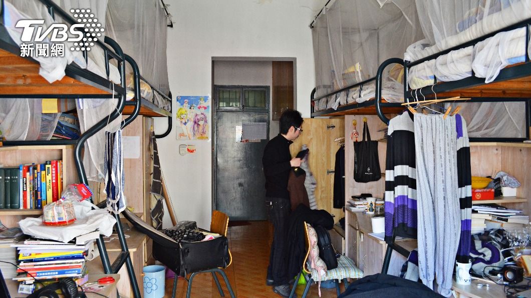 大學宿舍4人擠5坪!他問「怎能忍受」 全場回憶殺:每晚都槍聲
