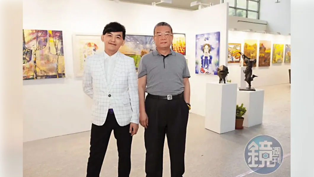 李善單（右）舉辦台北新藝術博覽會，常邀請政商名流與藝人參與，宣稱能提供新銳藝術家出頭機會，實則從中獵豔。而陷入性侵風暴的黃子佼（左）長年擔任顧問。（圖／鏡週刊）
