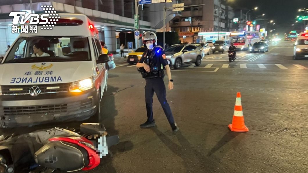機車、救護車在路口發生事故。(圖/TVBS)