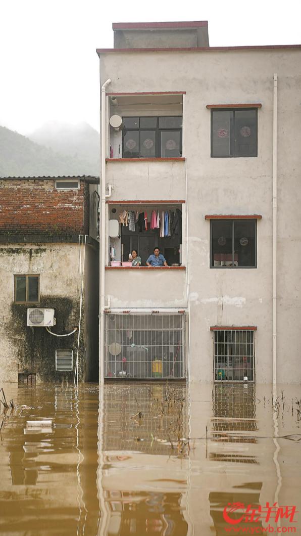 民眾家中淹水,在樓上待援。(圖/翻攝自羊城晚報)