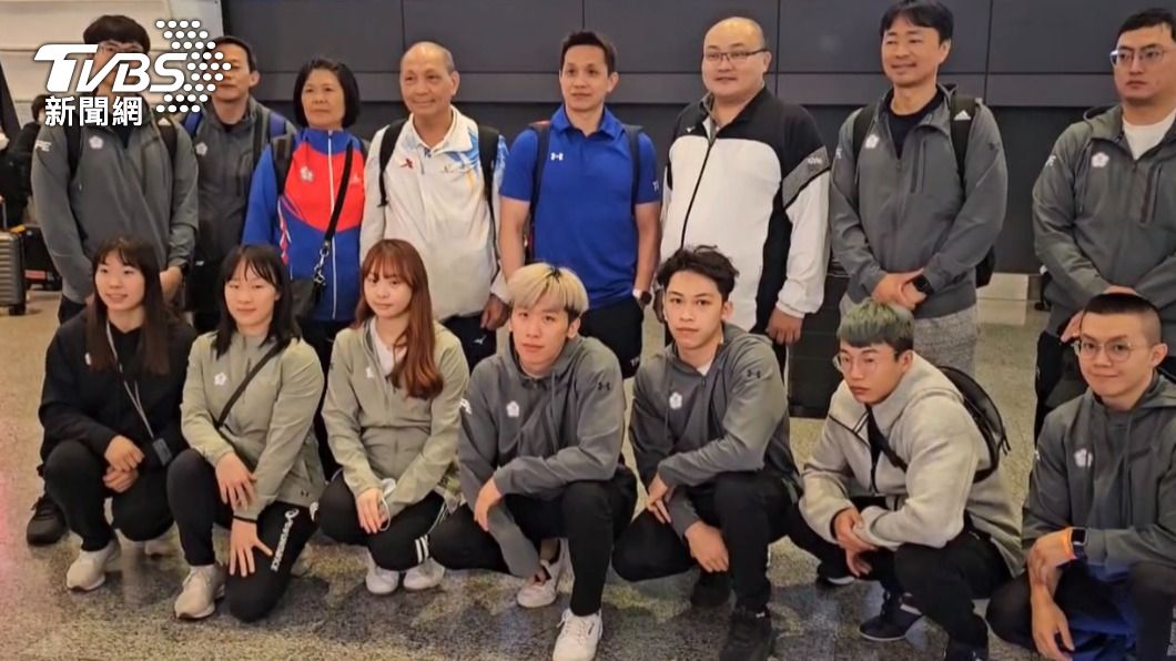 李智凱今天凌晨抵達桃園機場,教練團與選手合影留念。(圖/TVBS)