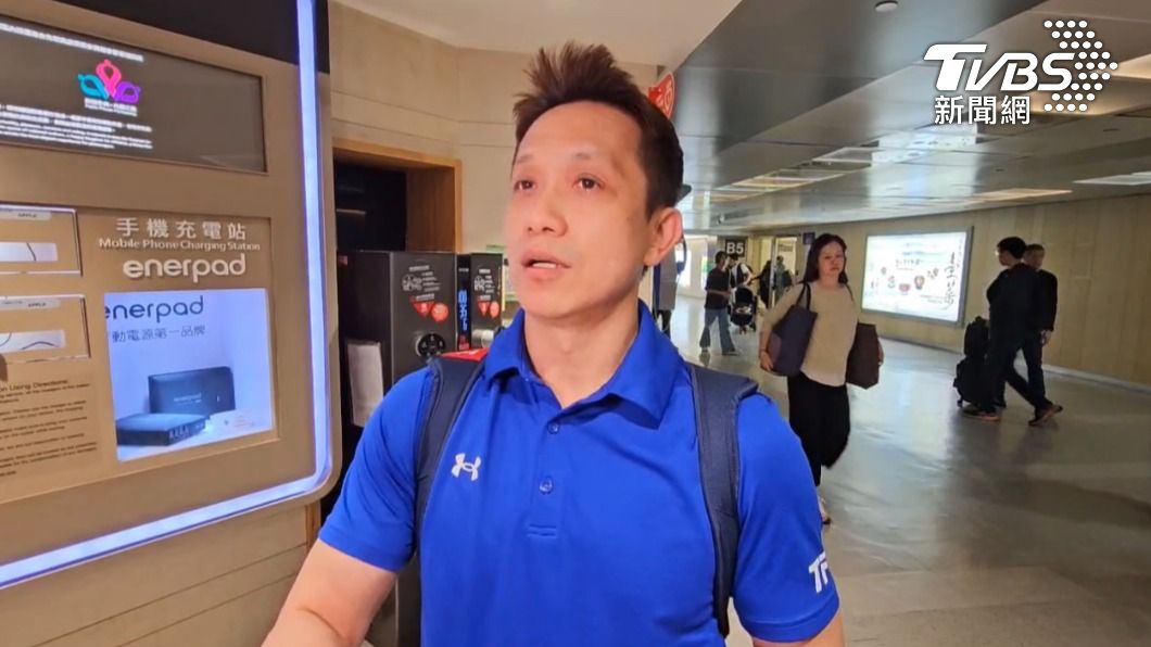 李智凱教練林育信今天凌晨抵台。(圖/林志偉攝)